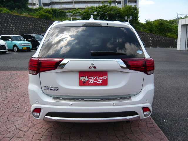 Mitsubishi Outlander PHEV 10