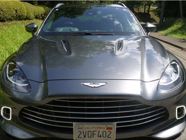 Aston Martin DBX 4