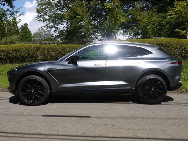 Aston Martin DBX 5