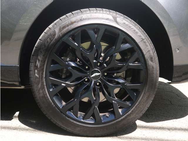 Aston Martin DBX 6