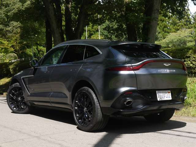 Aston Martin DBX 7