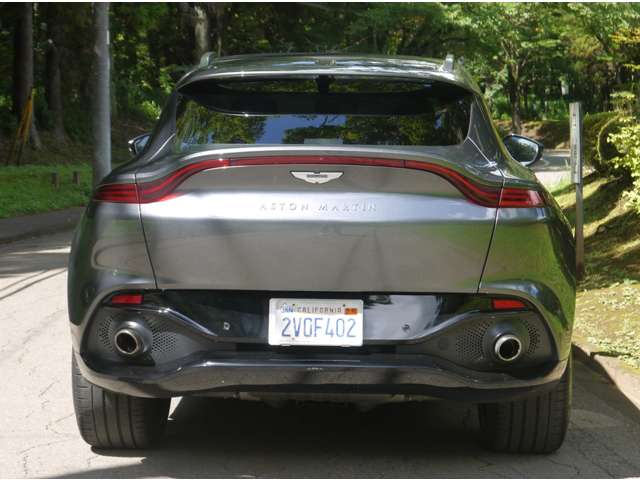 Aston Martin DBX 8