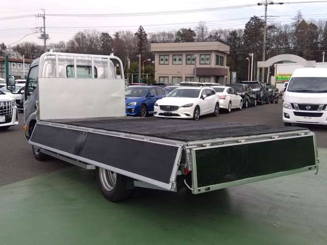 Hino Dutro 9