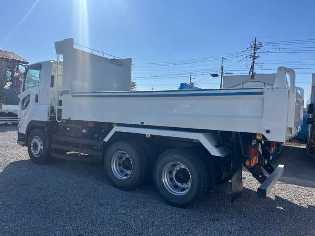 Isuzu Giga 4