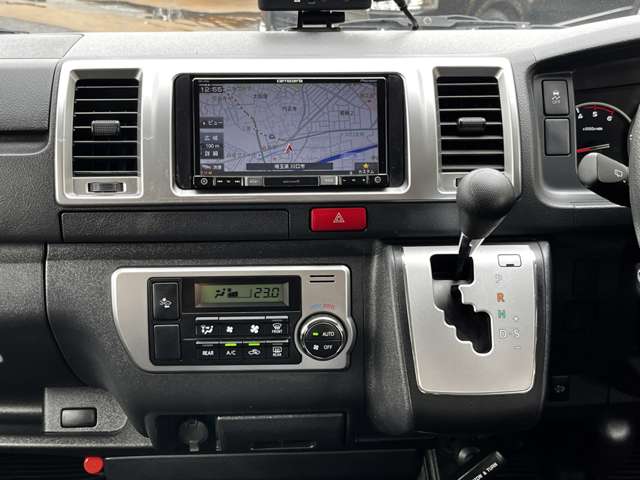 Toyota Regius Ace 11