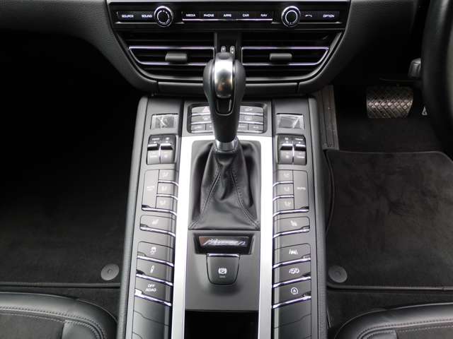 Porsche Macan 8