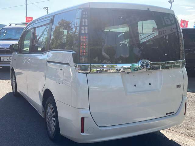 Toyota Voxy 4