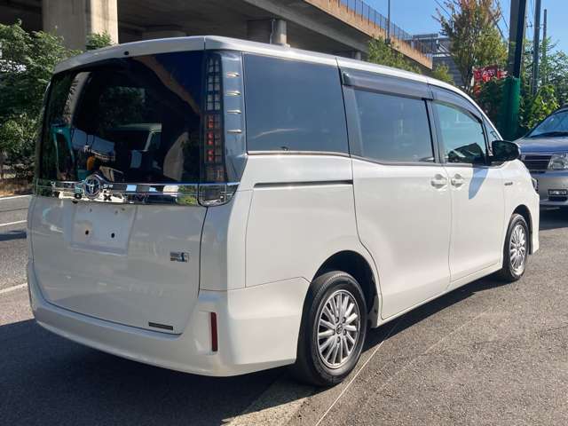 Toyota Voxy 9