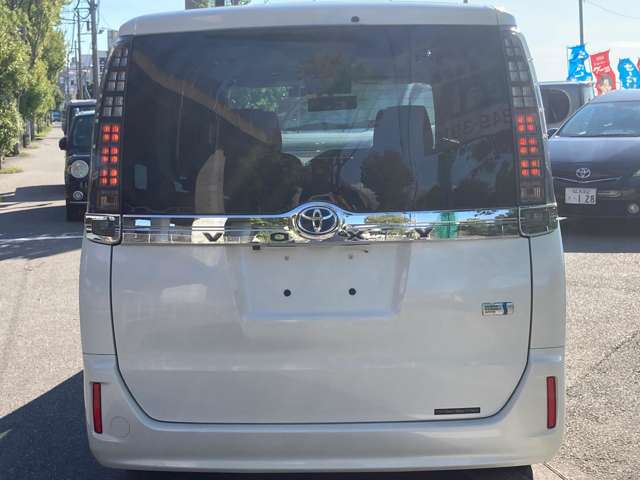 Toyota Voxy 10