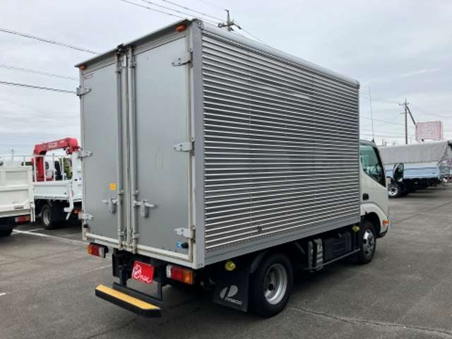 Hino Dutro 9