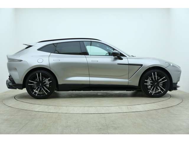Aston Martin DBX 5