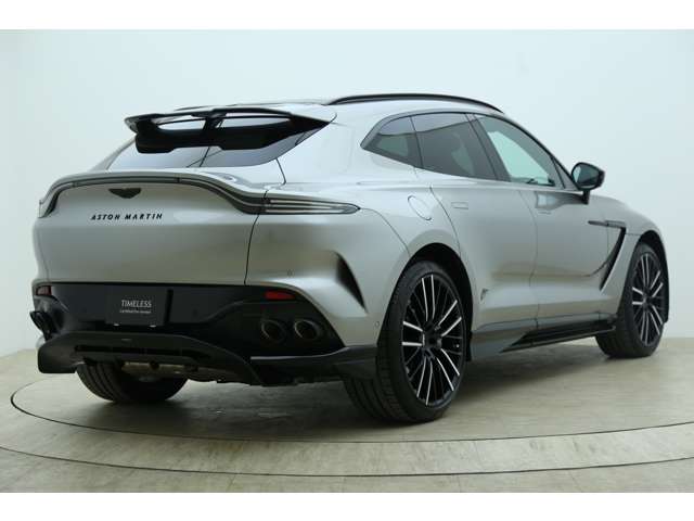 Aston Martin DBX 6