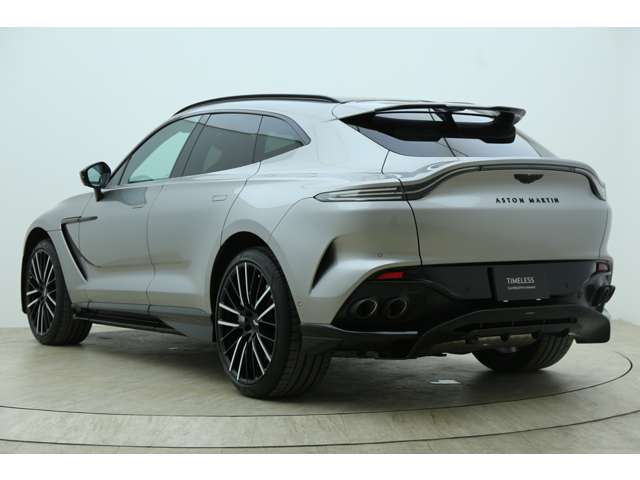 Aston Martin DBX 8