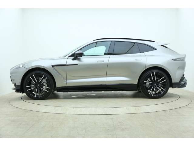 Aston Martin DBX 9