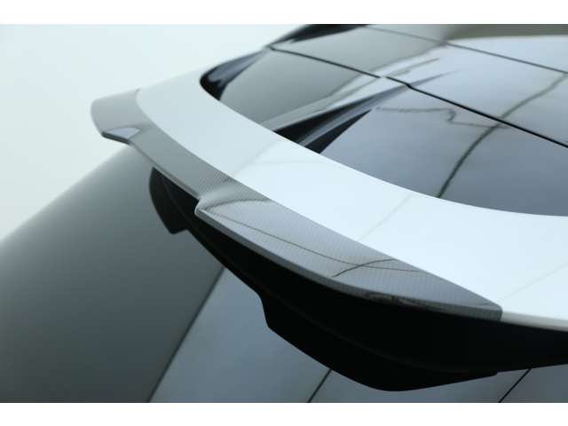 Aston Martin DBX 10