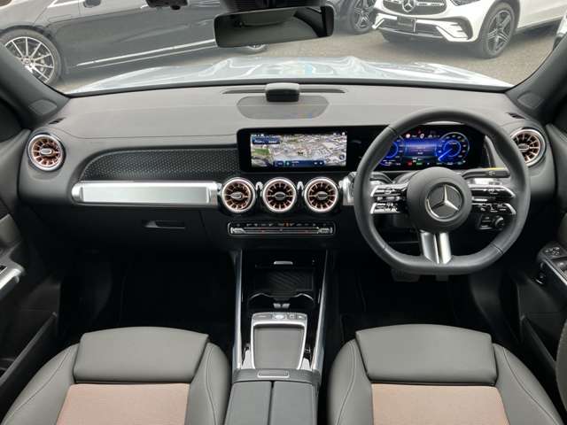 Mercedes-Benz EQB 8