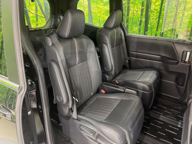 Toyota Noah 8
