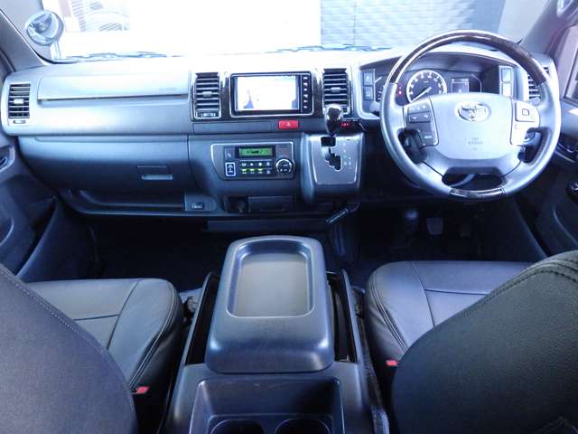 Toyota Hiace Van 9