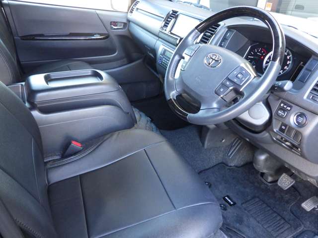 Toyota Hiace Van 10