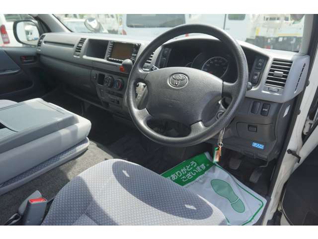 Toyota Hiace Commuter 12