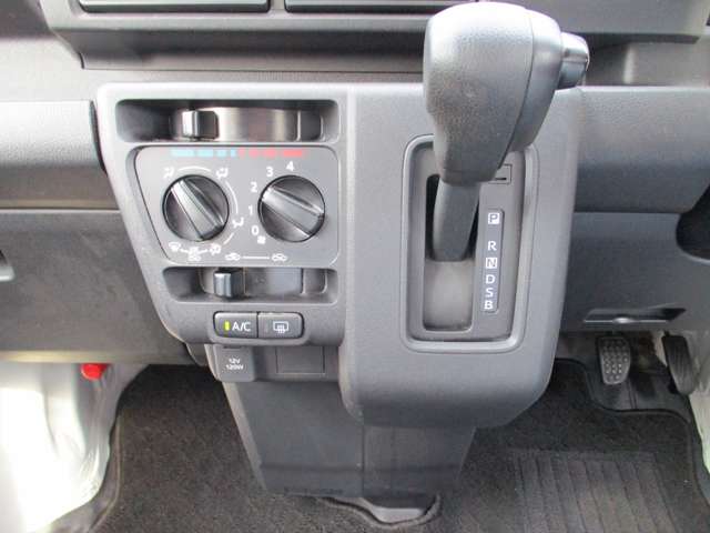 Daihatsu Hijet Cargo 7