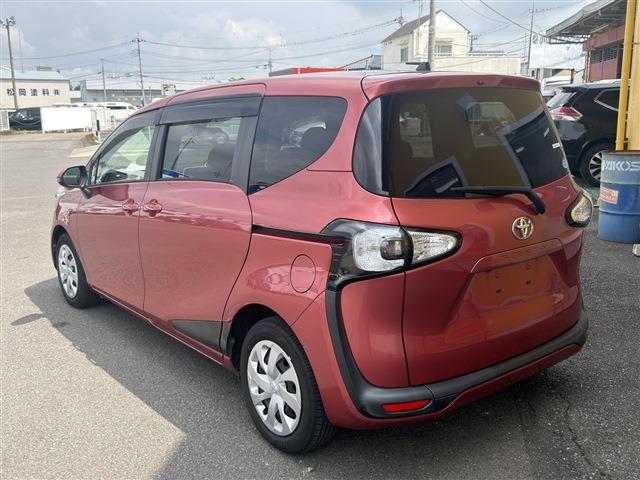 Toyota Sienta 9