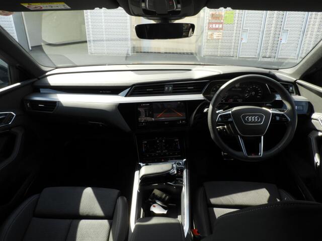 Audi Q8 Sportback e-tron 6