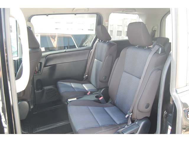 Toyota Noah 12