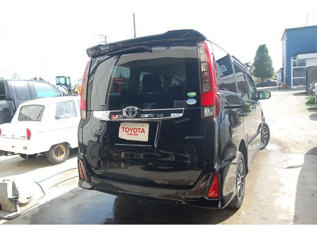Toyota Noah 4