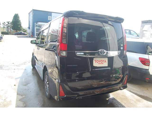 Toyota Noah 5