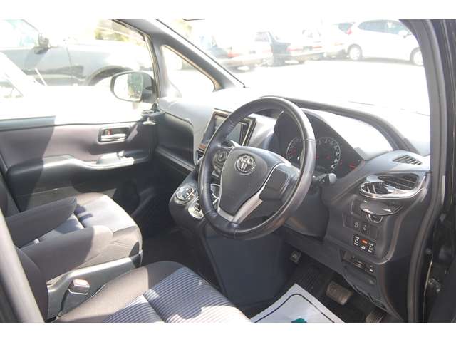 Toyota Noah 8