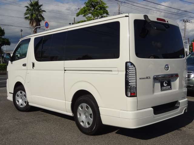 Toyota Hiace Van 12
