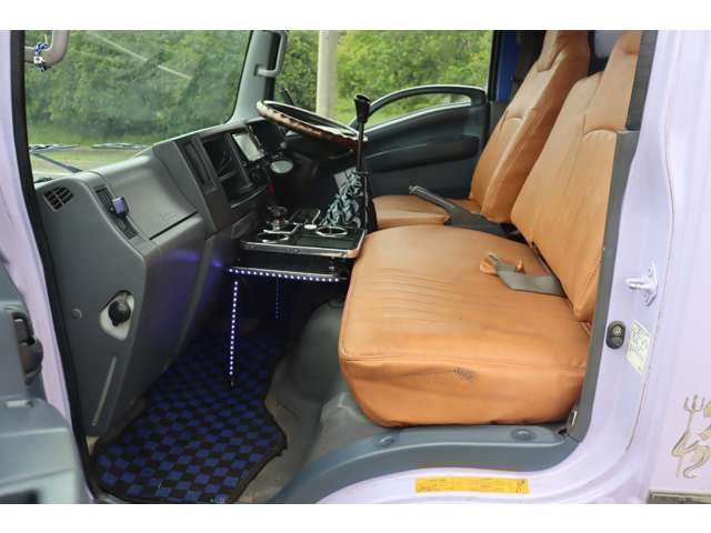 Isuzu Elf 6