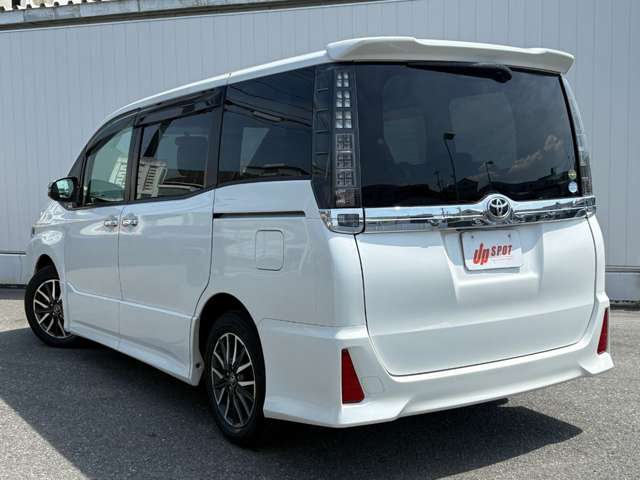Toyota Voxy 3