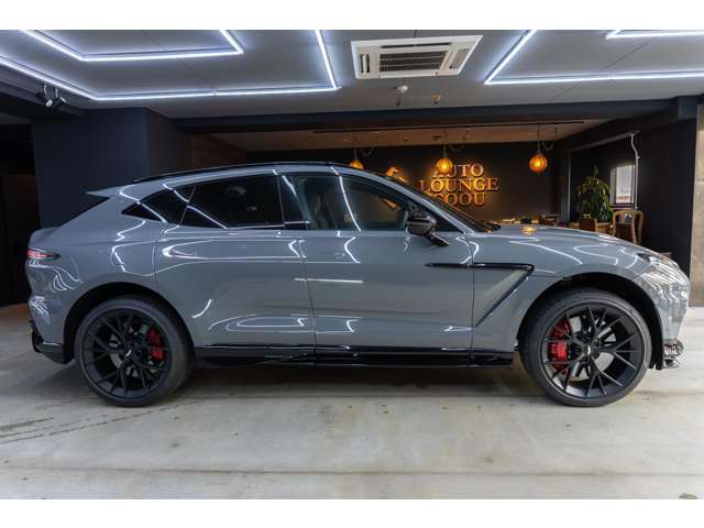 Aston Martin DBX 4