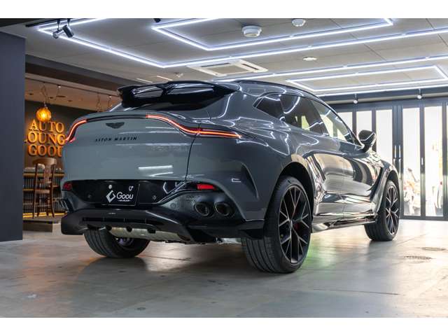 Aston Martin DBX 5