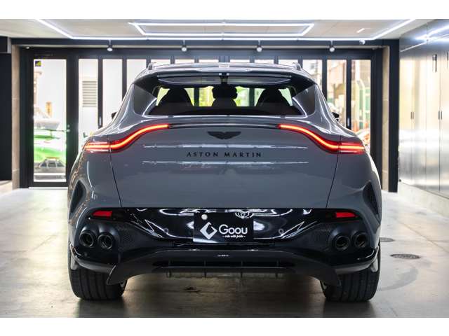 Aston Martin DBX 6