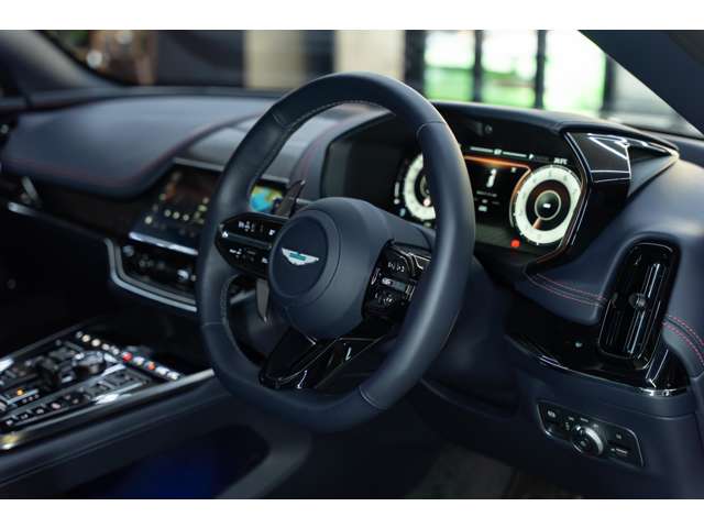 Aston Martin DBX 9