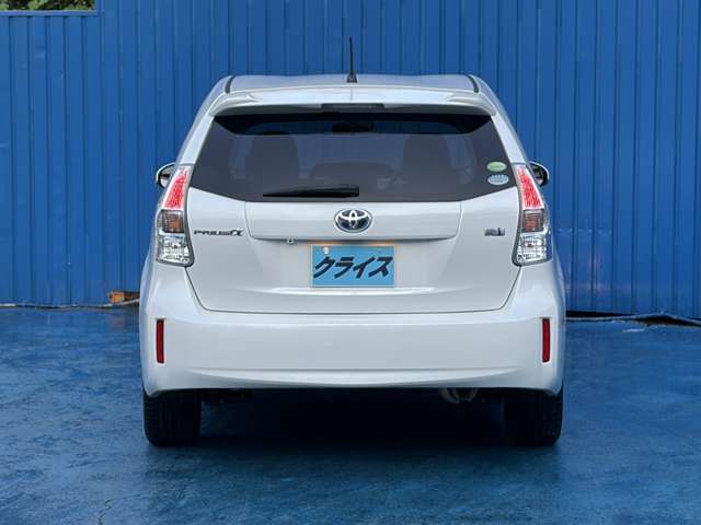 Toyota Prius α 4