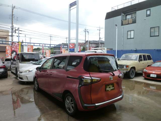 Toyota Sienta 4