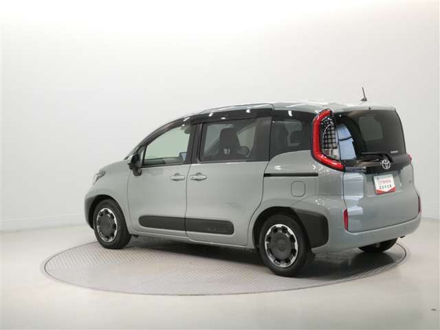 Toyota Sienta 4