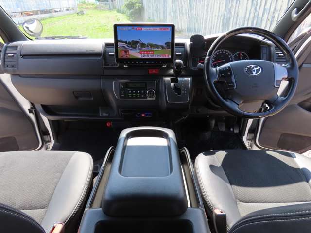 Toyota Hiace Van 11