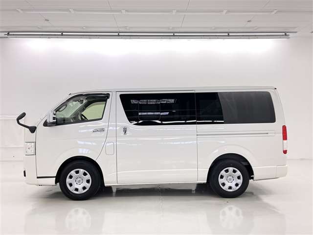 Toyota Hiace Van 4
