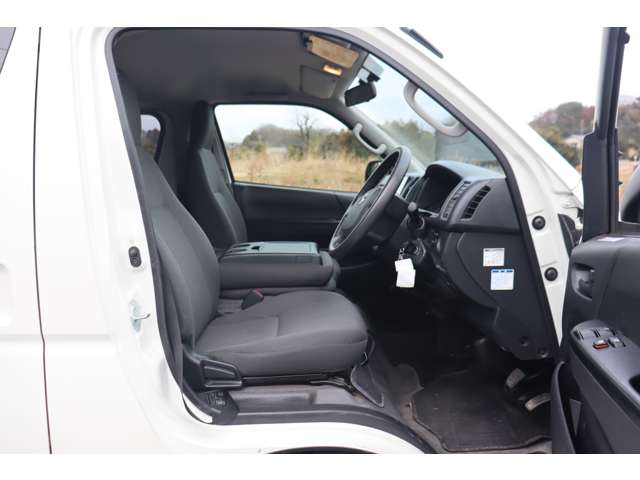 Toyota Hiace Van 6