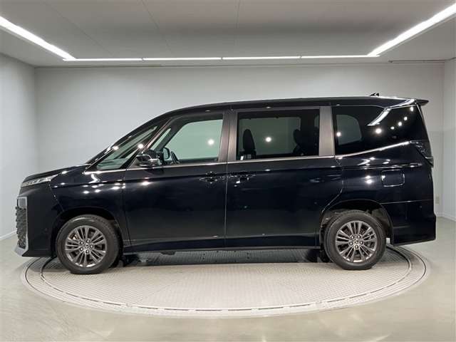 Toyota Voxy 4