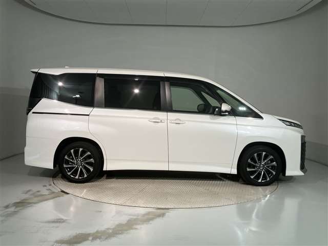 Toyota Voxy 8