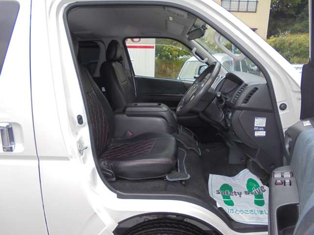 Toyota Hiace Van 7
