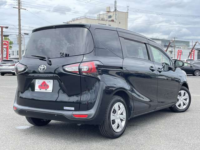 Toyota Sienta 4