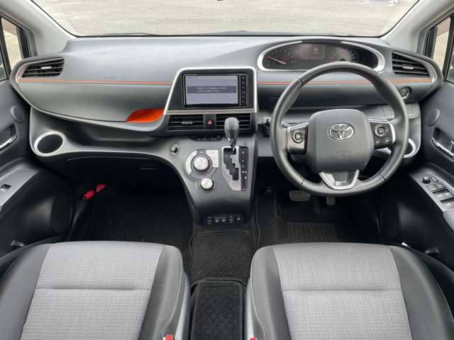 Toyota Sienta 5