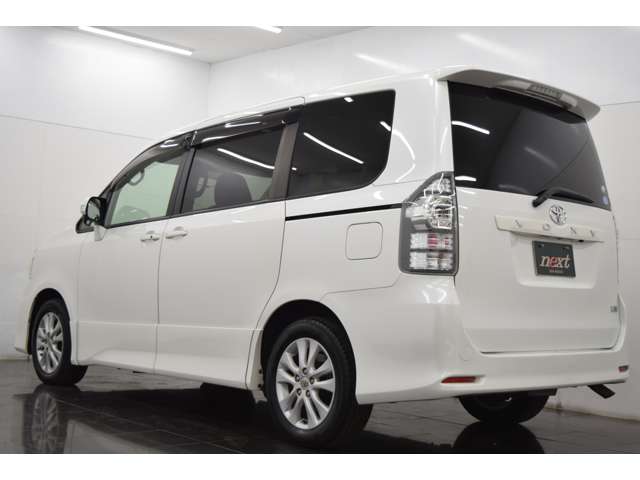 Toyota Voxy 11
